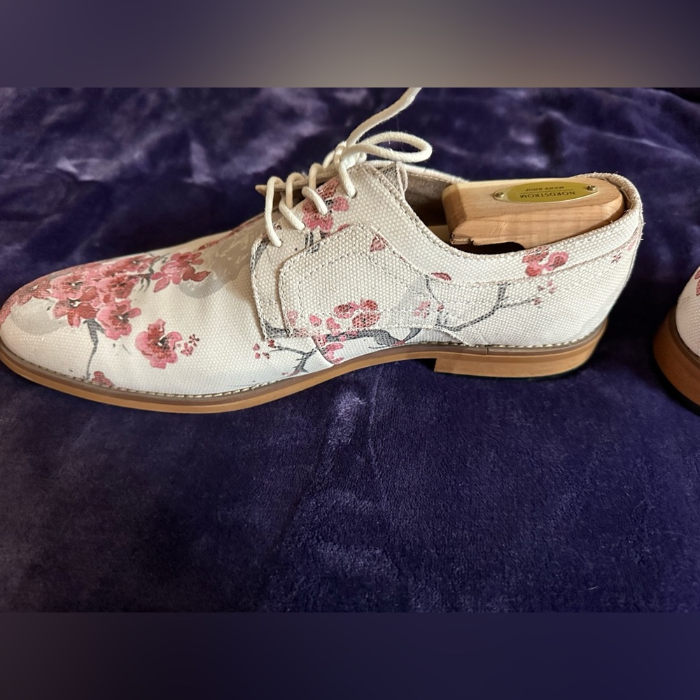 New Stacy Adam’s 9.5 white skull & flower dress shoes.   Oxford style shoes.
